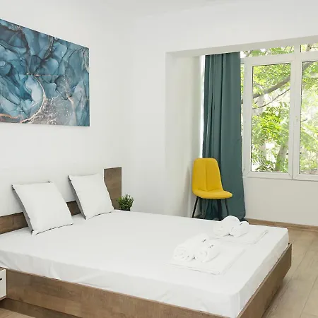 Bright 2-bedroom Near Center By Flat Mаnаger شقة